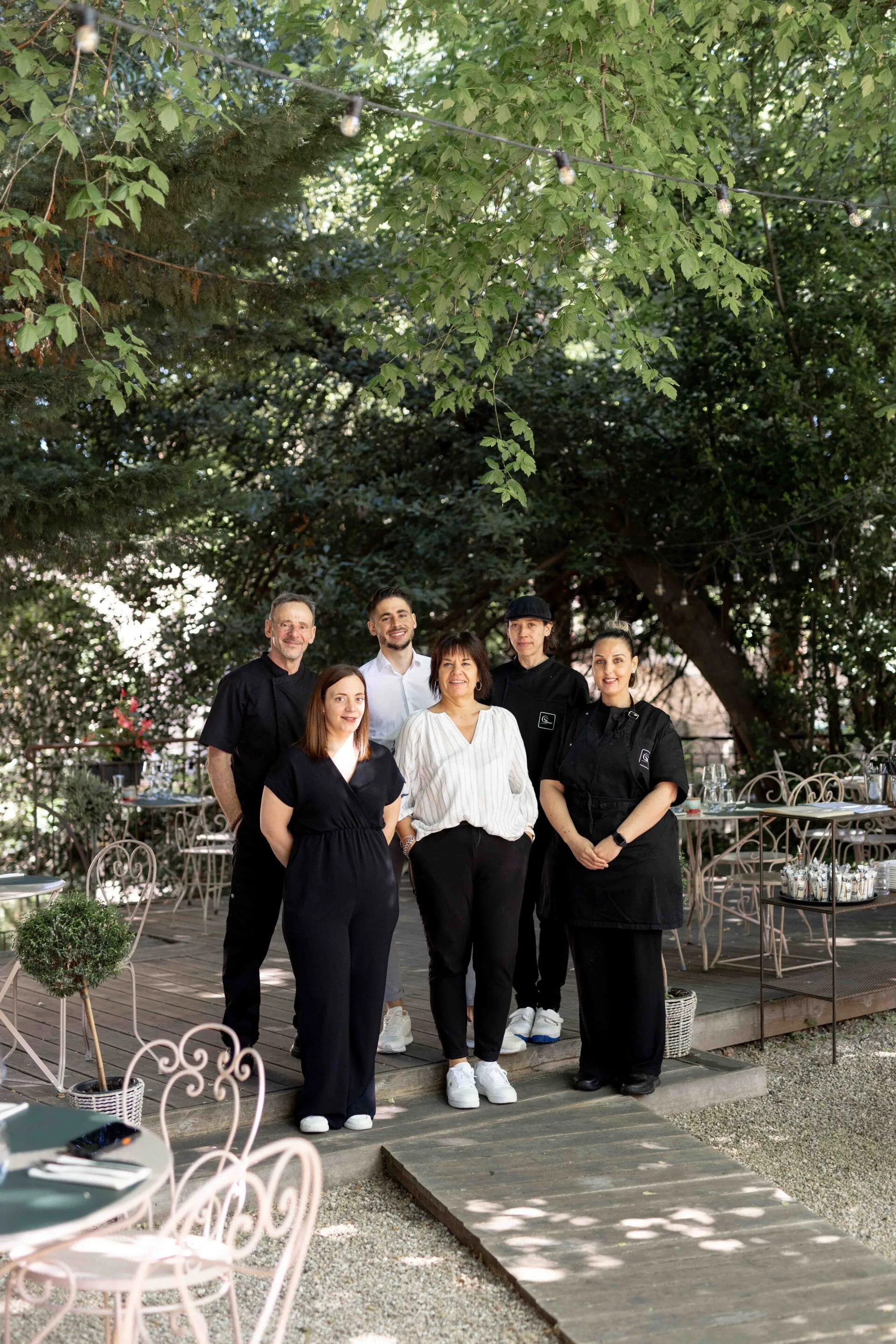 L’équipe de Côté Sorgue réunie dans le jardin du restaurant