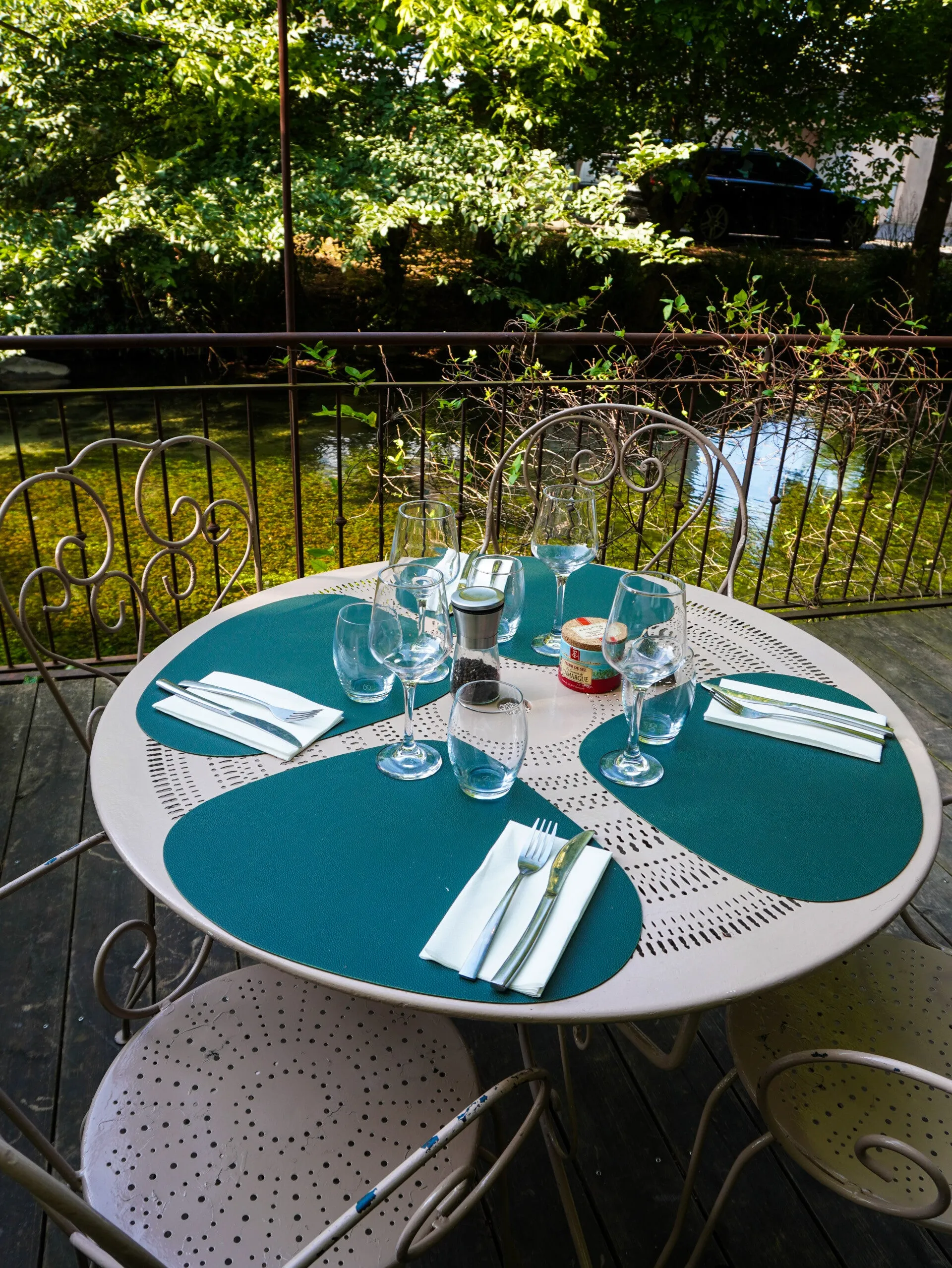 Détail d’une table installée au bord de l’eau