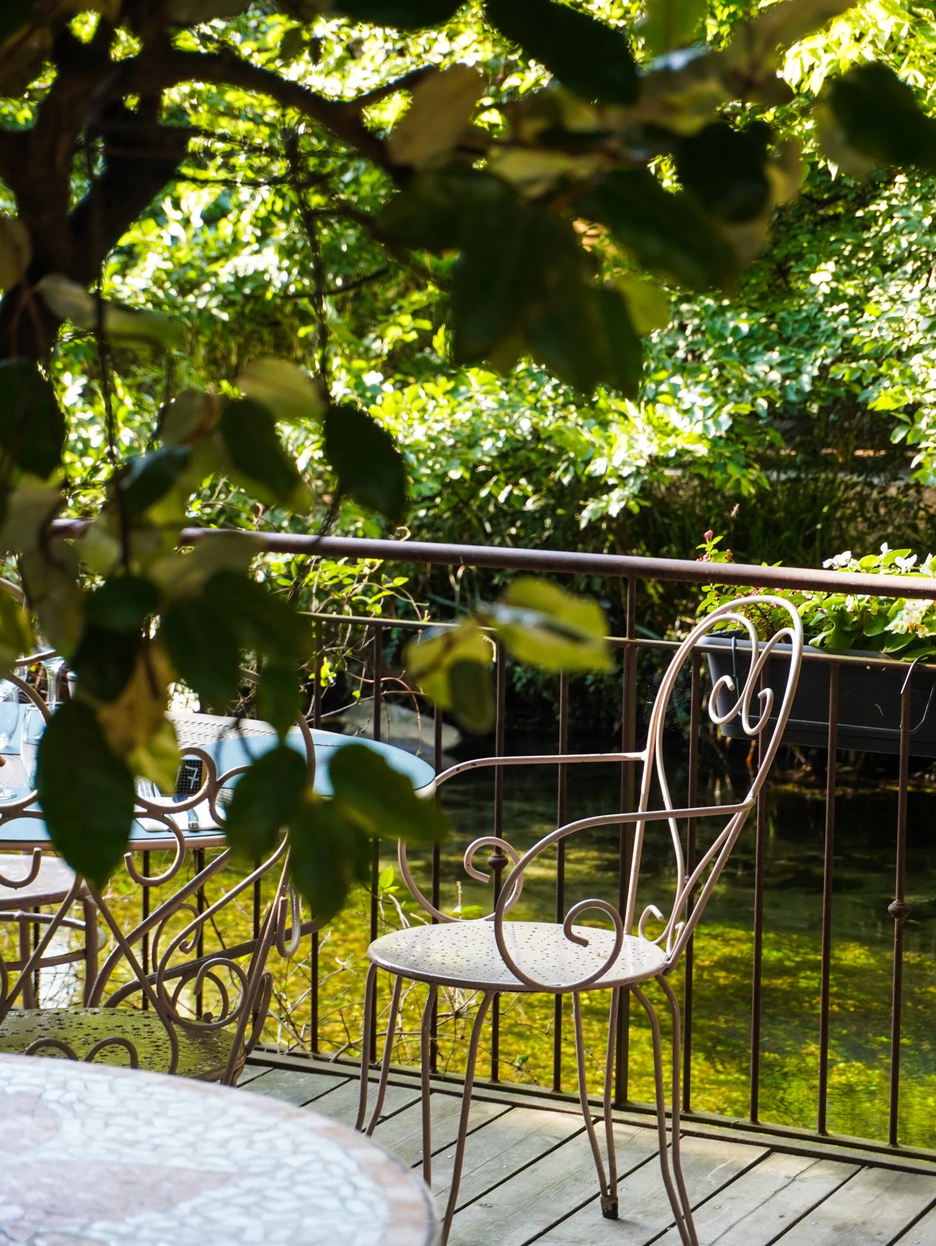 Terrasse de Côté Sorgue installée au bord de la rivière